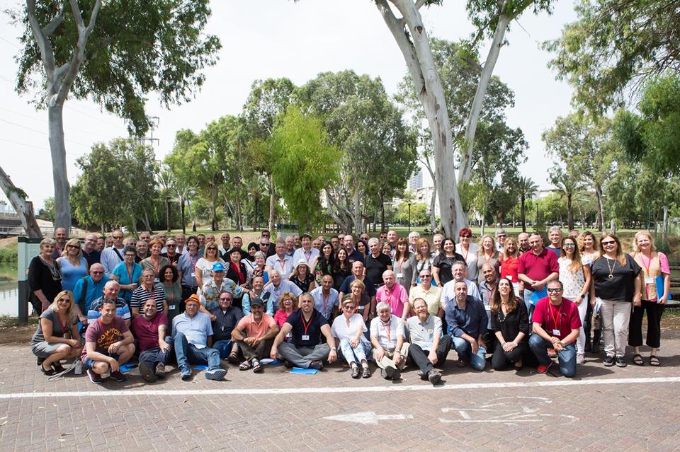 ורס מדריכי טיולים בחו"ל עוצר לארוחת צהריים באבו גוש